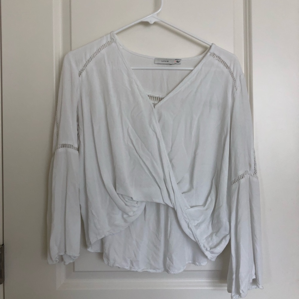 White blouse with flowy sleeves, crop top fit